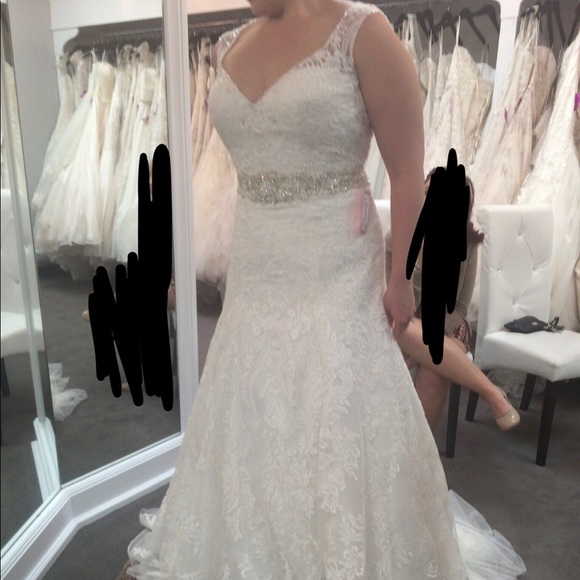 Allure wedding gown style 9125 MAKE AN OFFER! - Picture 5 of 6